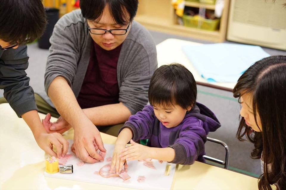 お子さまと別居親が、支援員の見守りのなかで工作や季節の手遊びに取り組むワークショップ支援の様子